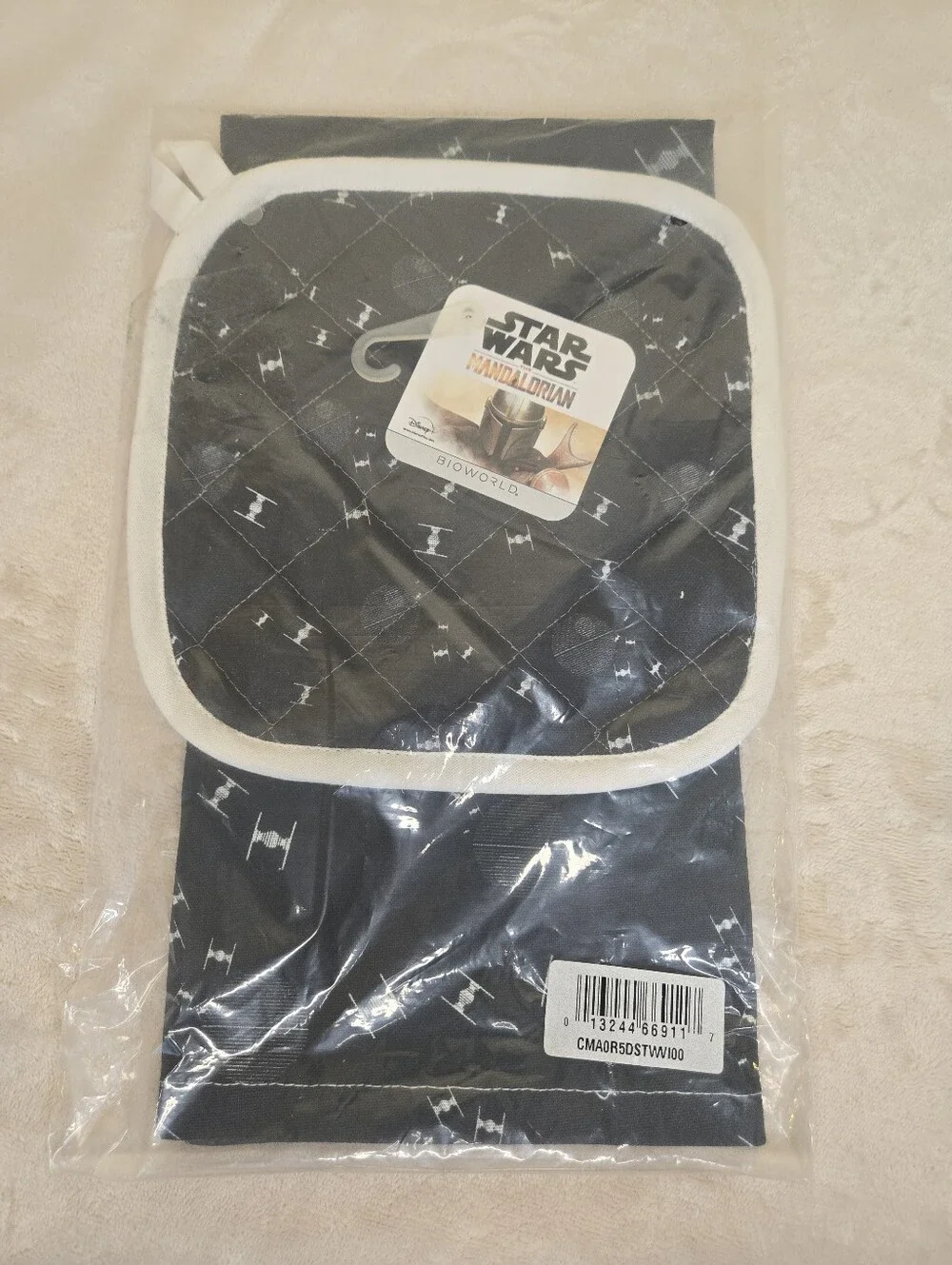 Star Wars Mandalorian Pot Holder And Dish Towel Set